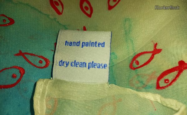 Mit Fischen handbemaltes Schaltuch aus Seiden-Chiffon in Blau