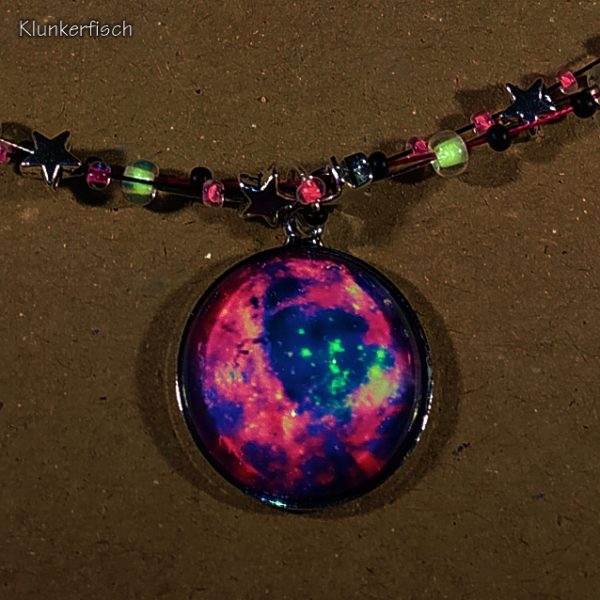 Galaktisch! Halskette mit nachtleuchtendem Medaillon, Silbersternen und Glasperlen