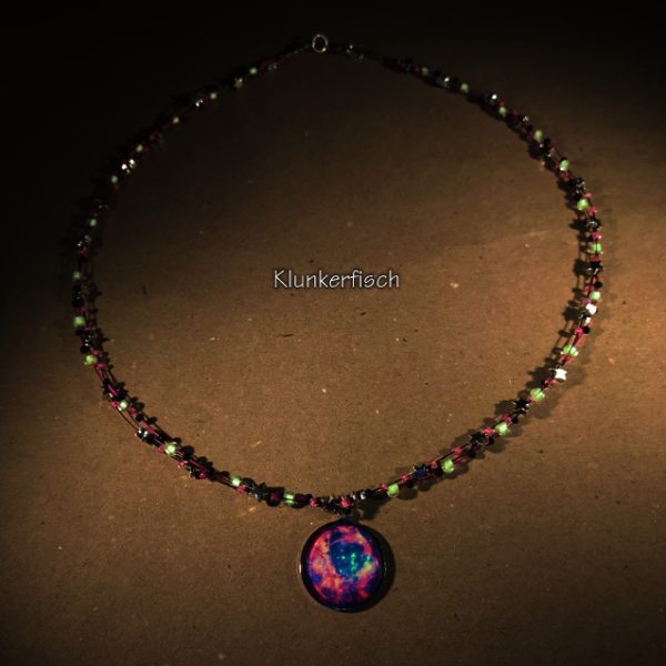 Galaktisch! Halskette mit nachtleuchtendem Medaillon, Silbersternen und Glasperlen