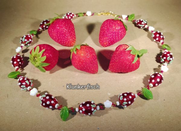 Collier mit dunkelroten Erdbeeren, Blättern und Blüten
