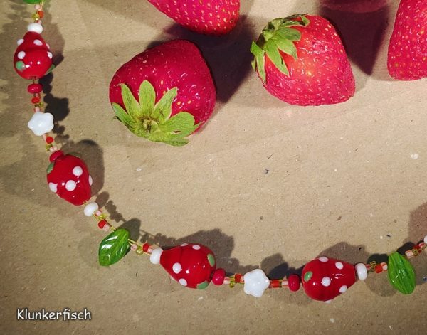 Collier mit hellroten Erdbeeren, Blättern und Blüten