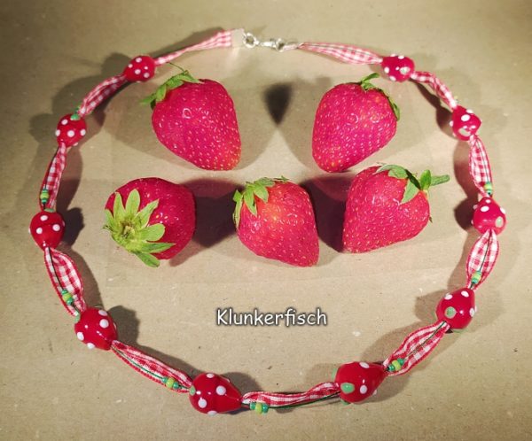 Rot-weiß kariertes Halsband mit Erdbeeren
