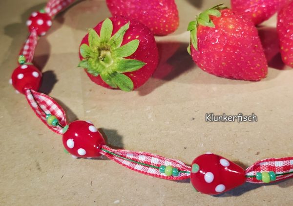Rot-weiß kariertes Halsband mit Erdbeeren
