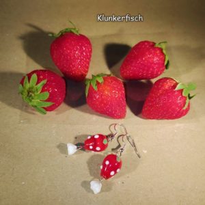 Ohrringe mit hellroten Erdbeeren und Erdbeer-Blüten