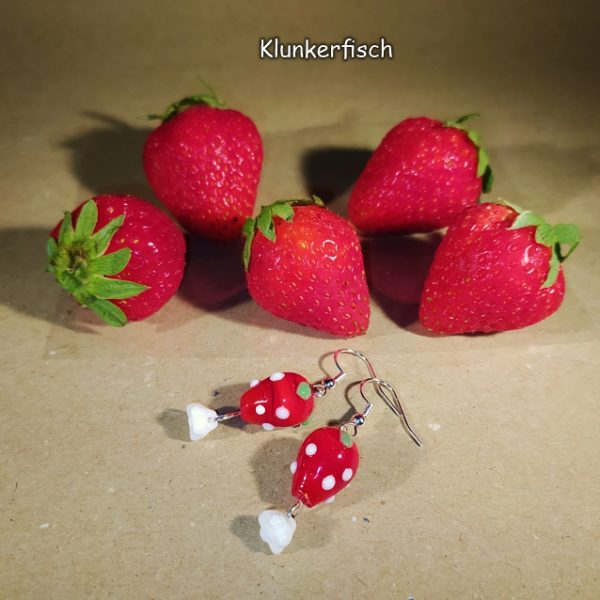 Ohrringe mit hellroten Erdbeeren und Erdbeer-Blüten