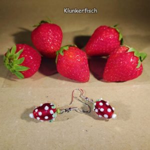 Ohrringe mit dunkelroten Erdbeeren