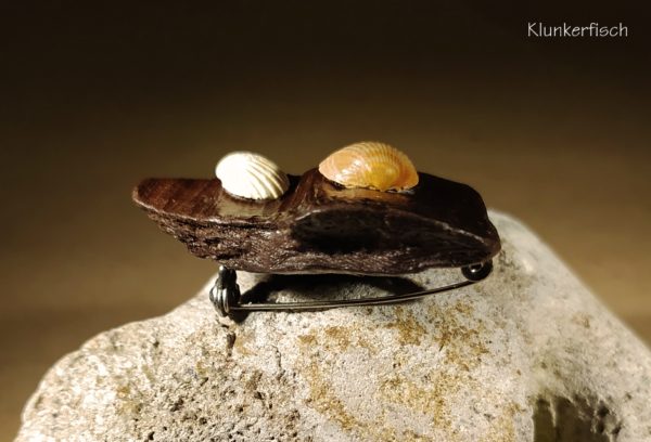 Brosche aus Treibholz mit zwei kleinen Muscheln