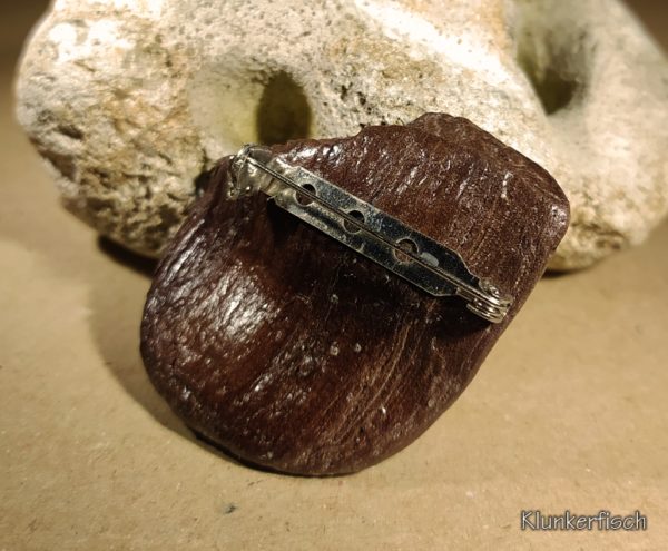 Brosche aus Treibholz mit zwei kleinen Muscheln