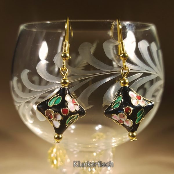 Klimt-Ohrringe aus viereckigen Cloisonné-Perlen in Schwarz mit Blümchen