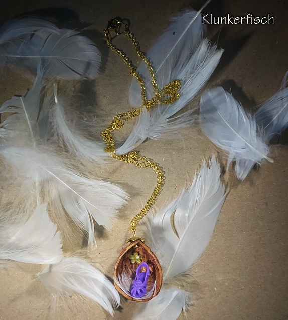 Halskette *Aschenputtel* mit lila Schuh an goldener Kette