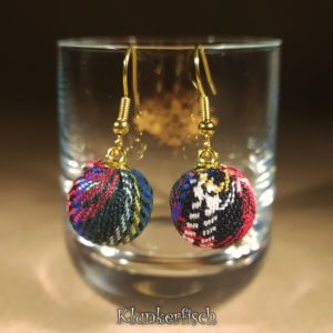 Ohrringe mit Textil-Perlen-Anhängern im Schottenkaro-Design