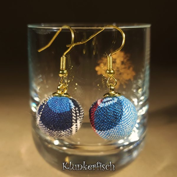 Ohrringe mit Textil-Perlen-Anhängern im Schottenkaro-Design