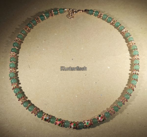 Bridgerton-Halskette *Edwina* mit Aventurin- und Cloisonné-Perlen in Hellgrün und Roségold