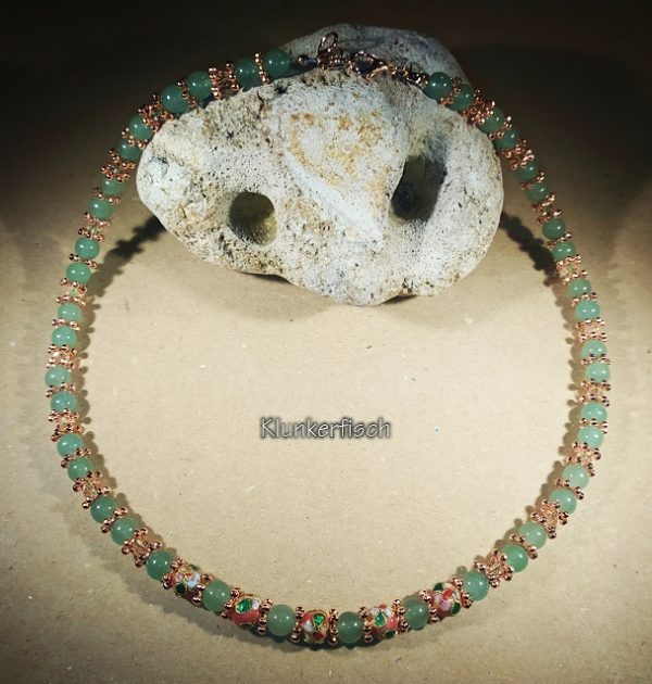 Bridgerton-Halskette *Edwina* mit Aventurin- und Cloisonné-Perlen in Hellgrün und Roségold