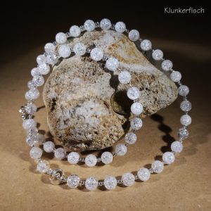 Funkelndes Collier aus gecrackten Bergkristall-Perlen und hellem Silber