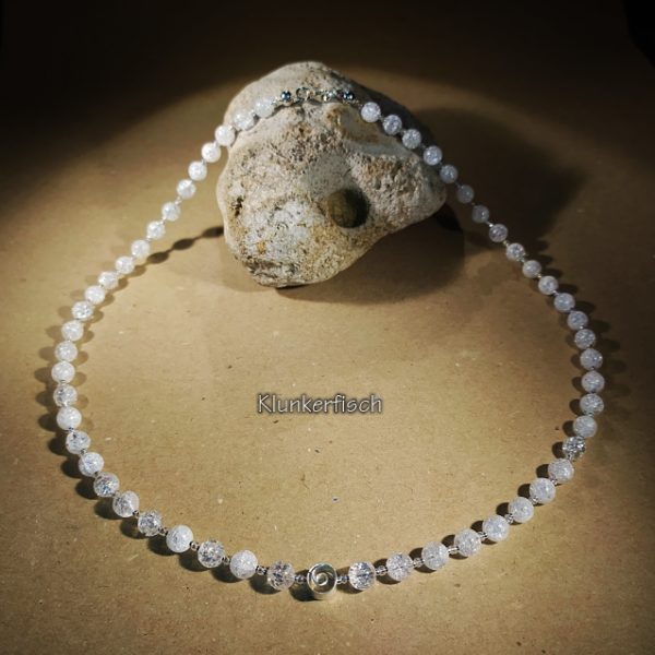 Funkelndes Collier aus gecrackten Bergkristall-Perlen und hellem Silber