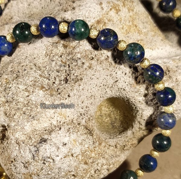 Festliche Halskette aus Chrysokoll-Perlen und vergoldeten Schmuck-Elementen