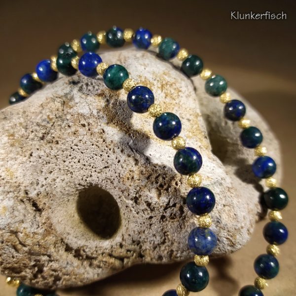 Festliche Halskette aus Chrysokoll-Perlen und vergoldeten Schmuck-Elementen