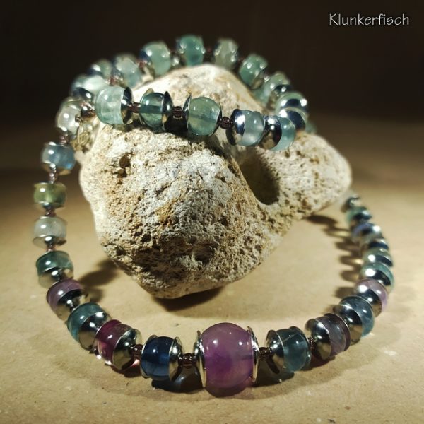 Collier aus Regenbogen-Fluorit-Perlen in Grün und Violett
