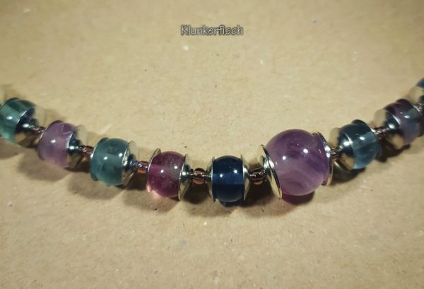 Collier aus Regenbogen-Fluorit-Perlen in Grün und Violett