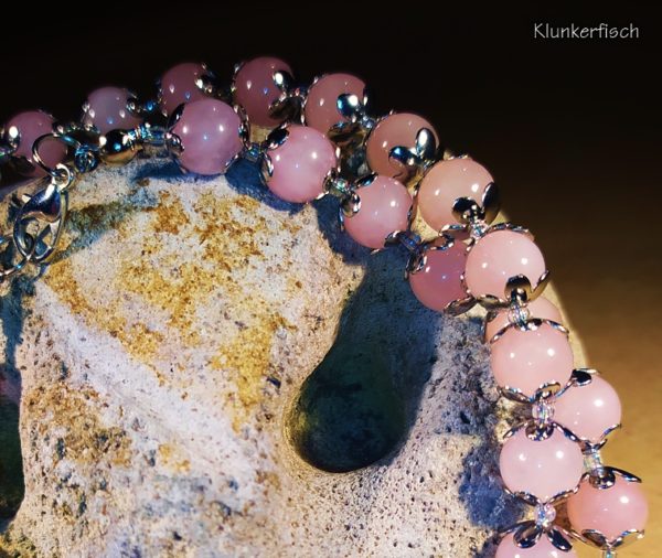 Collier aus Rosenquarz-Perlen mit romantischen Blumen-Perlkappen