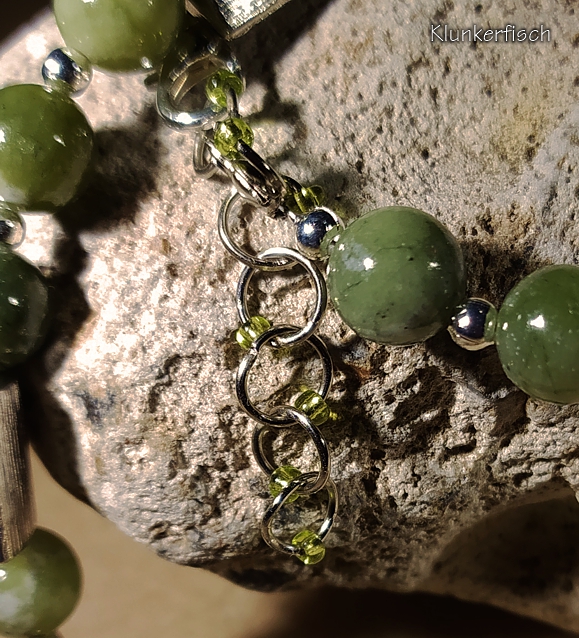 Moderne Halskette aus Taiwan-Jade mit silbernen Kissen-Perlen
