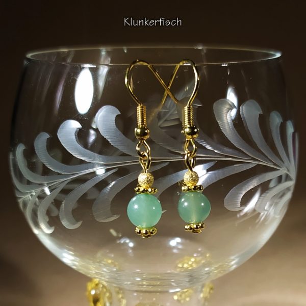 Ohrringe mit Aventurin-Perlen und goldenen Blümchen