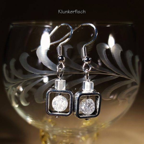 Moderne Ohrringe aus gecrackten Bergkristall-Perlen im silbernen Rahmen
