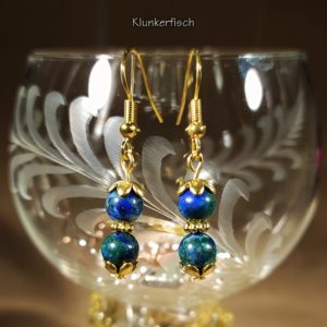 Ohrringe mit Chrysokoll-Perlen und goldfarbenen Blumen-Perlkappen