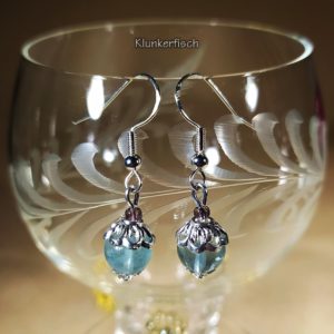 Ohrringe aus Regenbogen-Fluorit-Perlen mit Blumen-Perlkappen