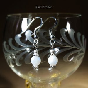 Festliche Ohrringe aus Regenbogen-Mondstein-Perlen mit kleinen Silber-Perlen
