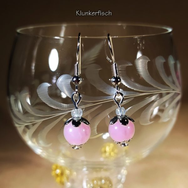 Ohrringe aus Rosenquarz-Perlen mit romantischen Blumen-Perlkappen