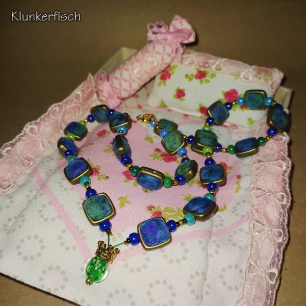 Halskette *Prinzessin auf der Erbse* mit nachtleuchtender Erbsen-Perle und Krone