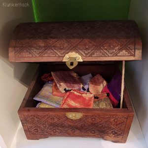 Große geschnitzte Schatulle aus Holz