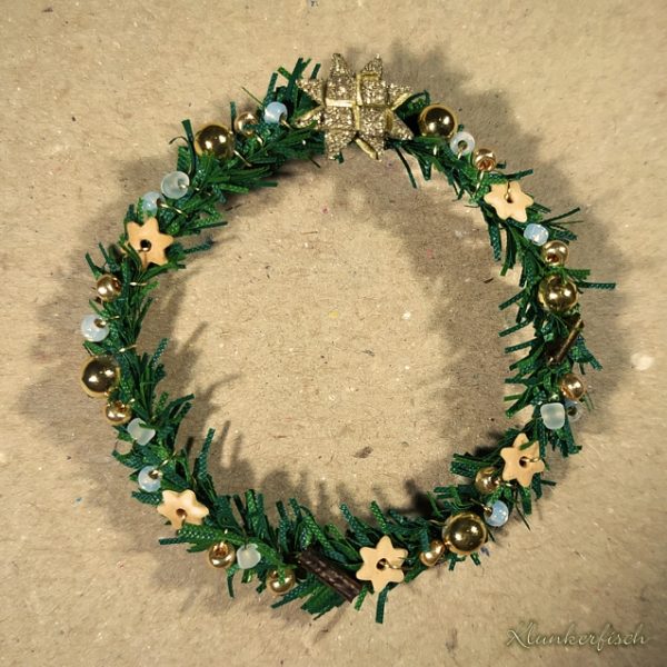 Weihnachtliche Brosche *Adventskranz* in Gold