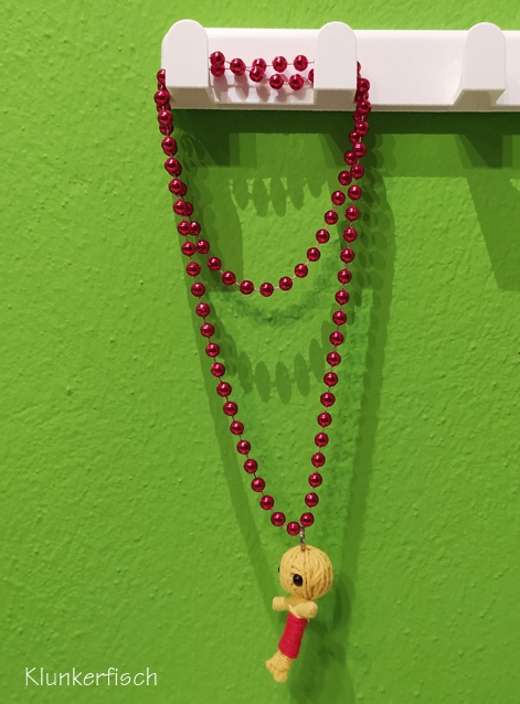 Mardi-Gras-Halskette mit Voodoo-Puppe